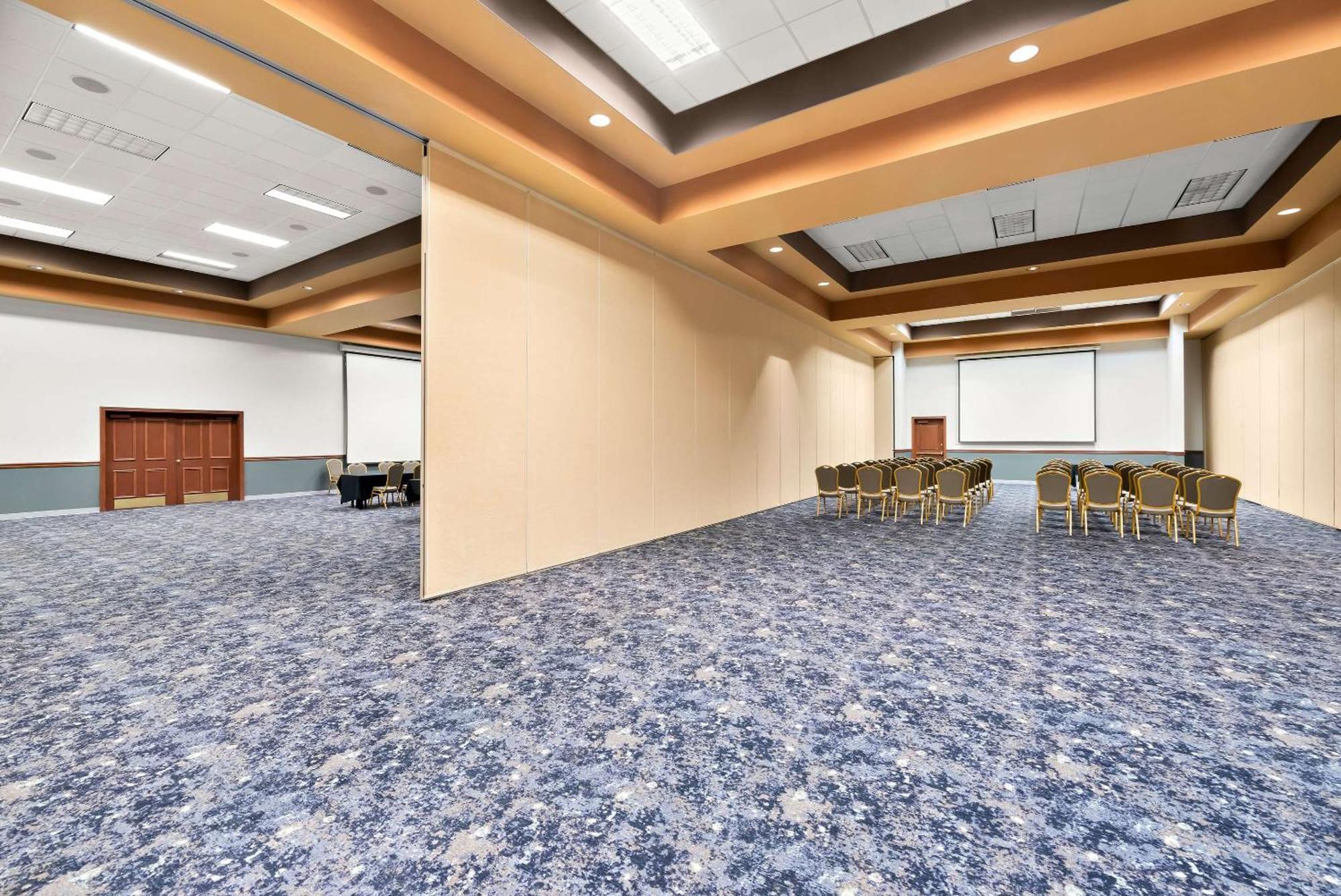 Clarion Inn & Suites And Convention Center Kearney Exterior photo