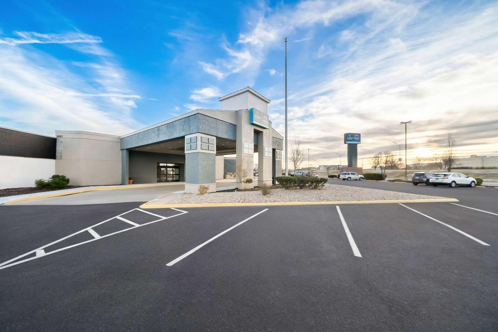 Clarion Inn & Suites And Convention Center Kearney Exterior photo